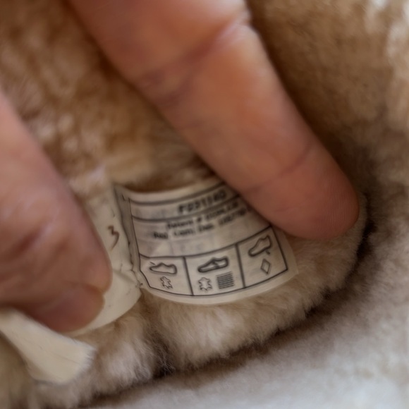 UGG RARE Classic Short US 7 with Red cable trim - Excellent Condition - Picture 9 of 16